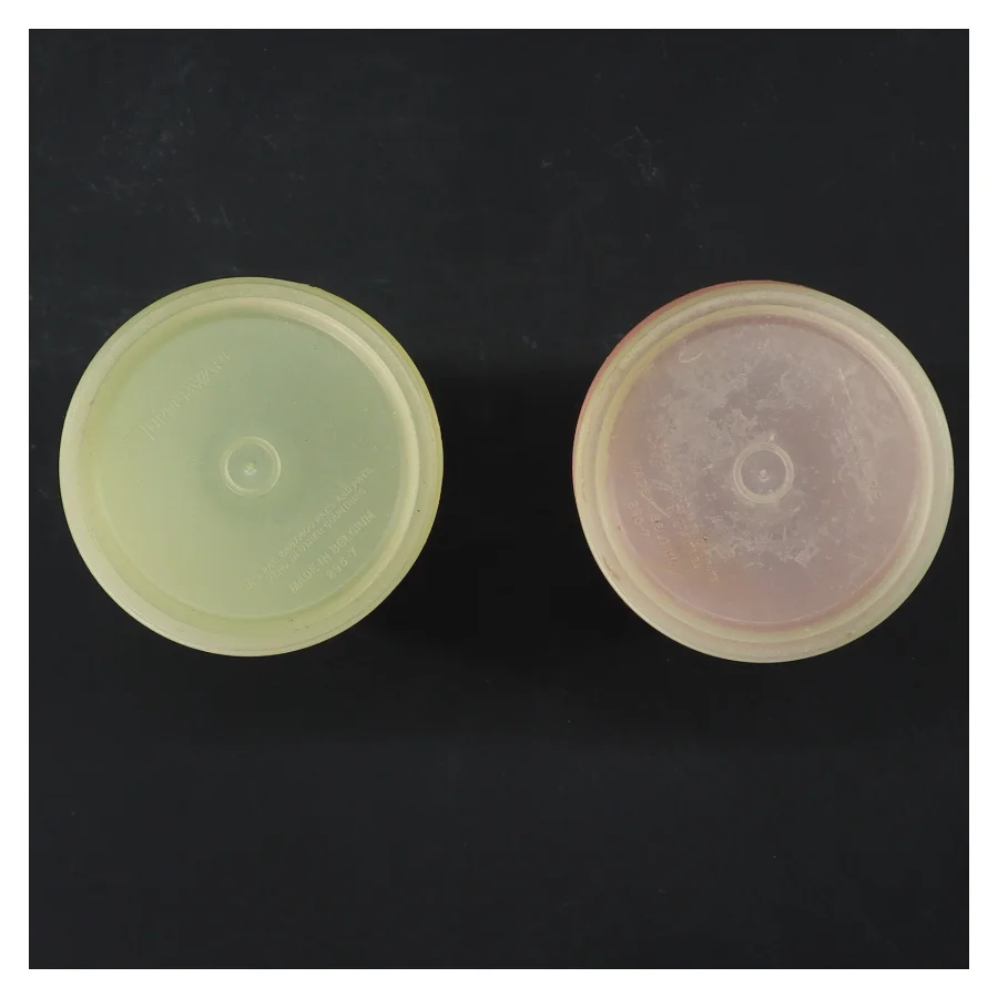 To plastbeholdere med låg fra Tupperware (str. 2 stk Ø 7 cm længde 13 cm)