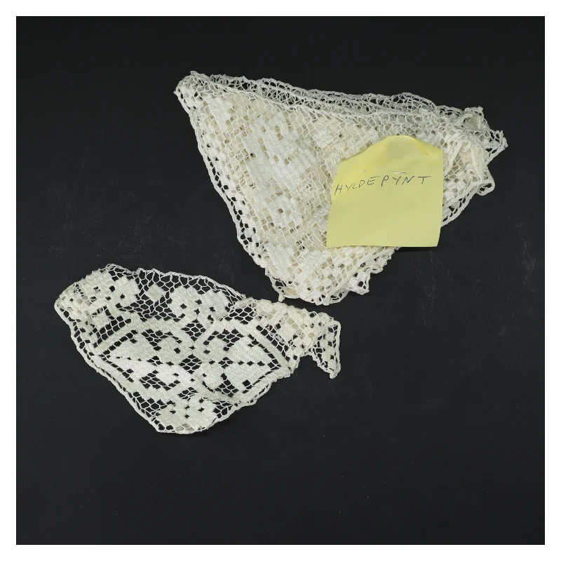 Hvidt hyldepynt sæt (str. 7 stk 18x23 cm)