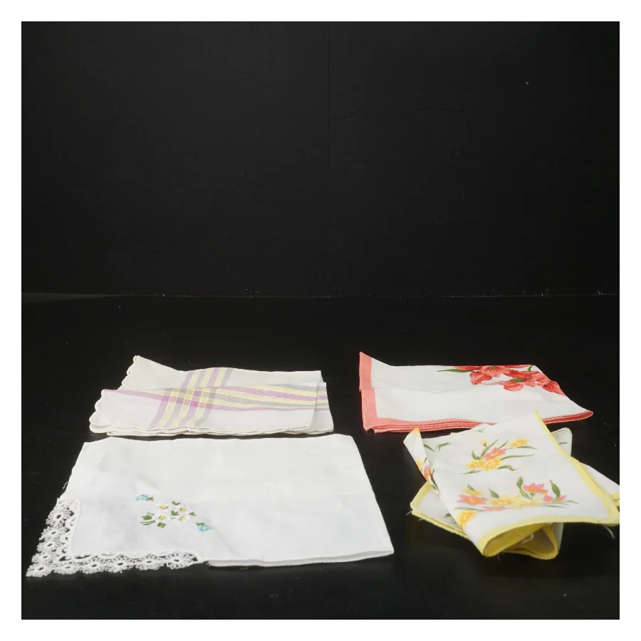 4 nye vintage lommetørklæder (str. 4 stk 27x27,5 cm)