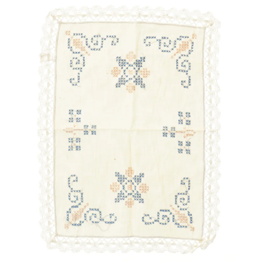Broderet løber med blondekant (str. 45x33 cm)