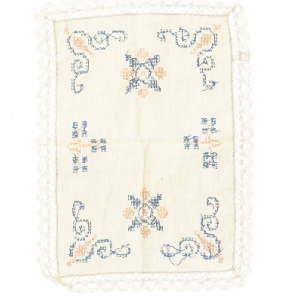 Broderet løber med blondekant (str. 45x33 cm)