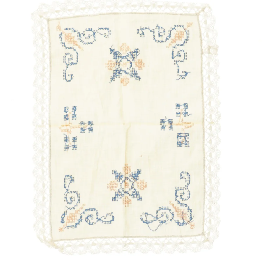 Broderet løber med blondekant (str. 45x33 cm)