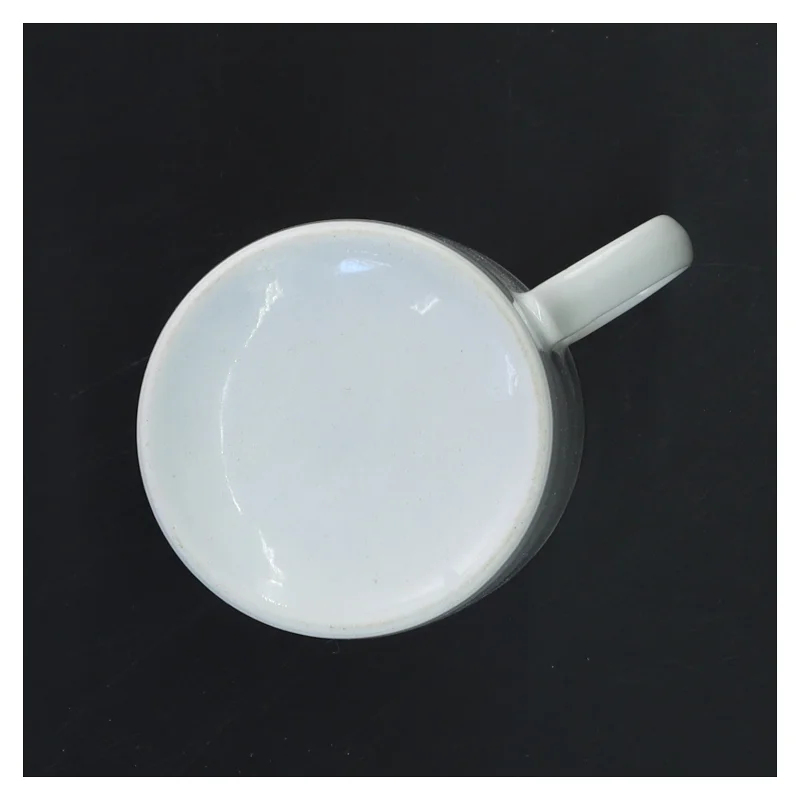 Hvid porcelænskrus med farvet design og navn (str. Ø 8 cm længde 9 cm)