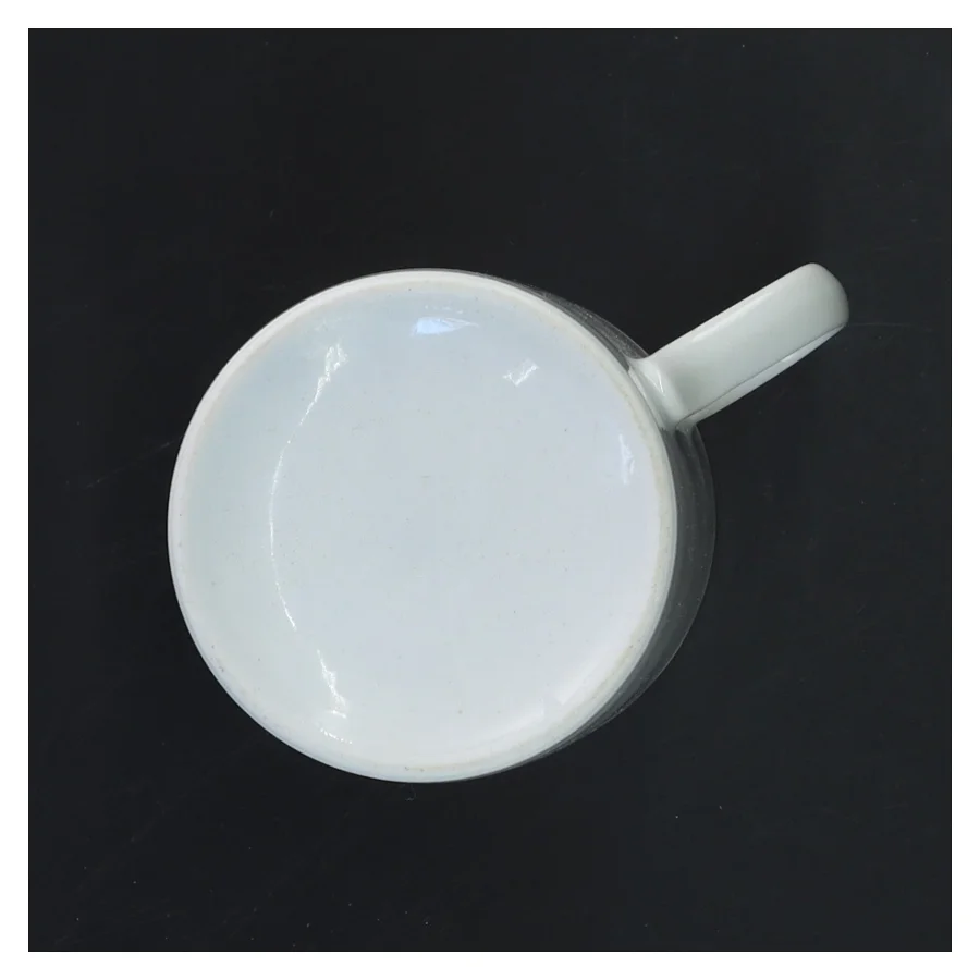 Hvid porcelænskrus med farvet design og navn (str. Ø 8 cm længde 9 cm)