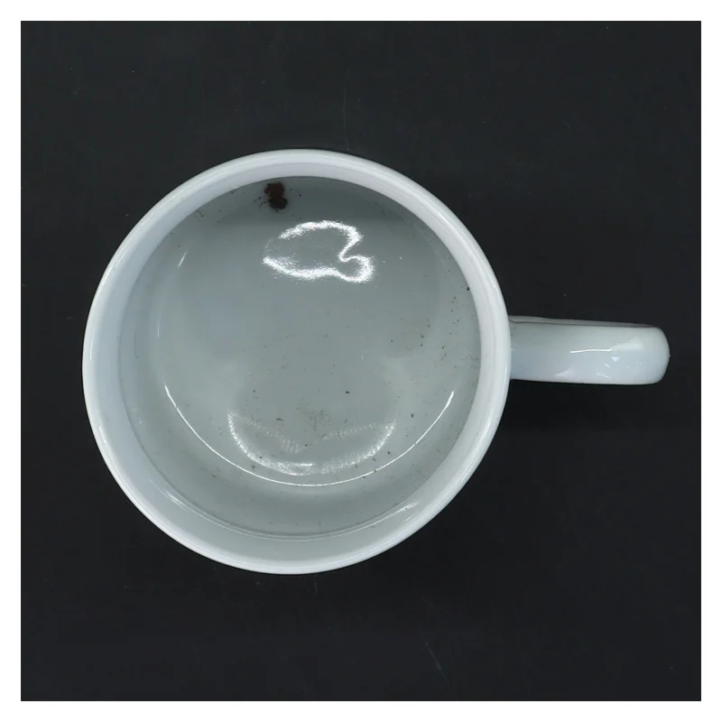 Hvid porcelænskrus med farvet design og navn (str. Ø 8 cm længde 9 cm)