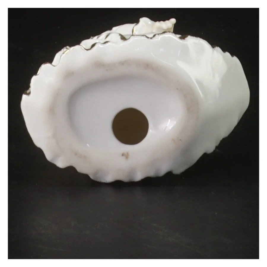 Porcelænsfigur af pige i kjole (str. 12 cm)