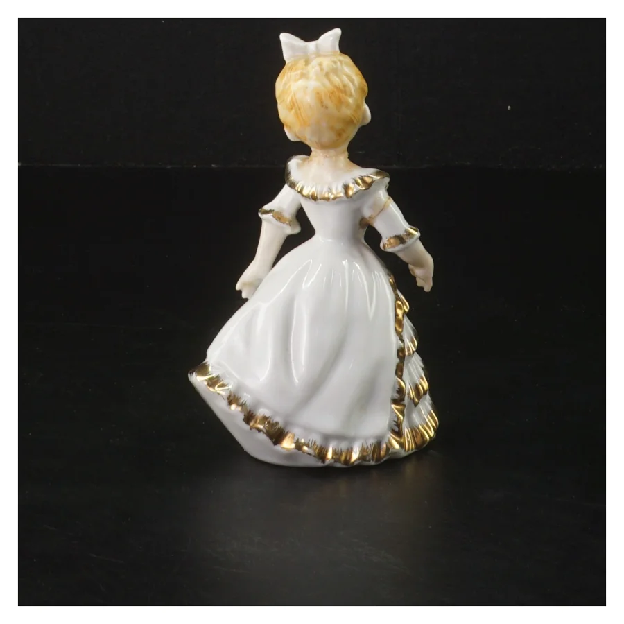 Porcelænsfigur af pige i kjole (str. 12 cm)