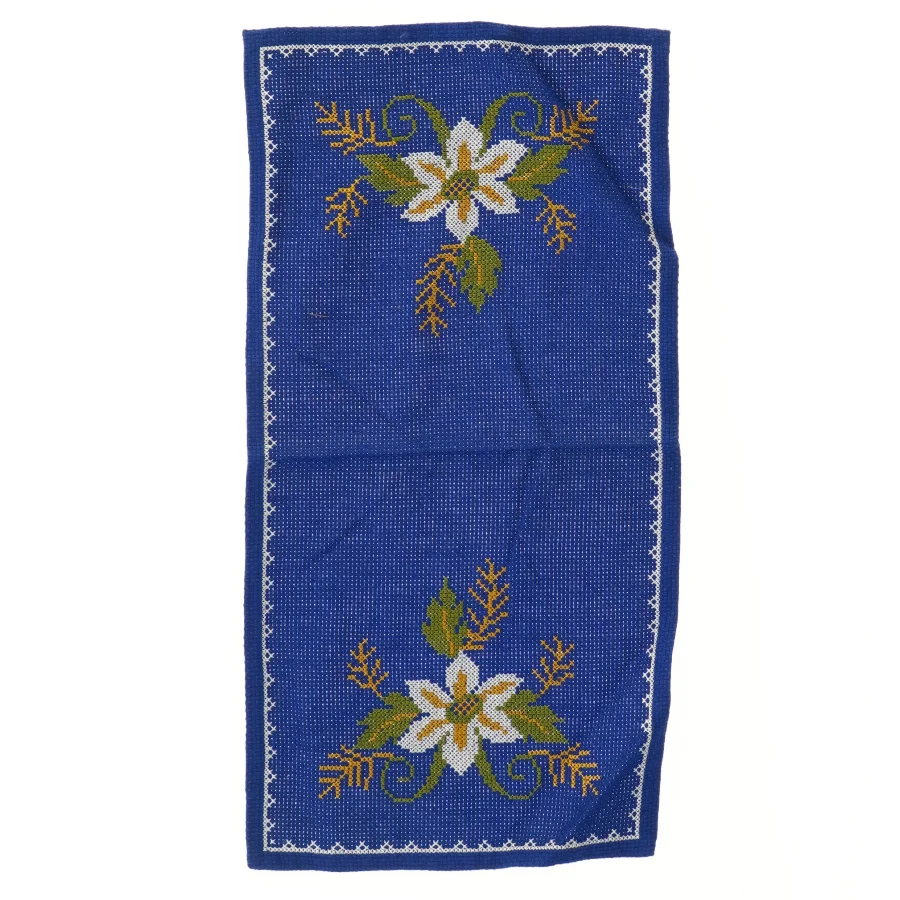 Broderet blå juleløber med blomstermotiv (str. 41x21 cm)