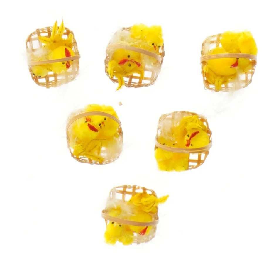 Sæt med 6 påskekurve med gule kyllinger (str. 6 stk 5 cm)