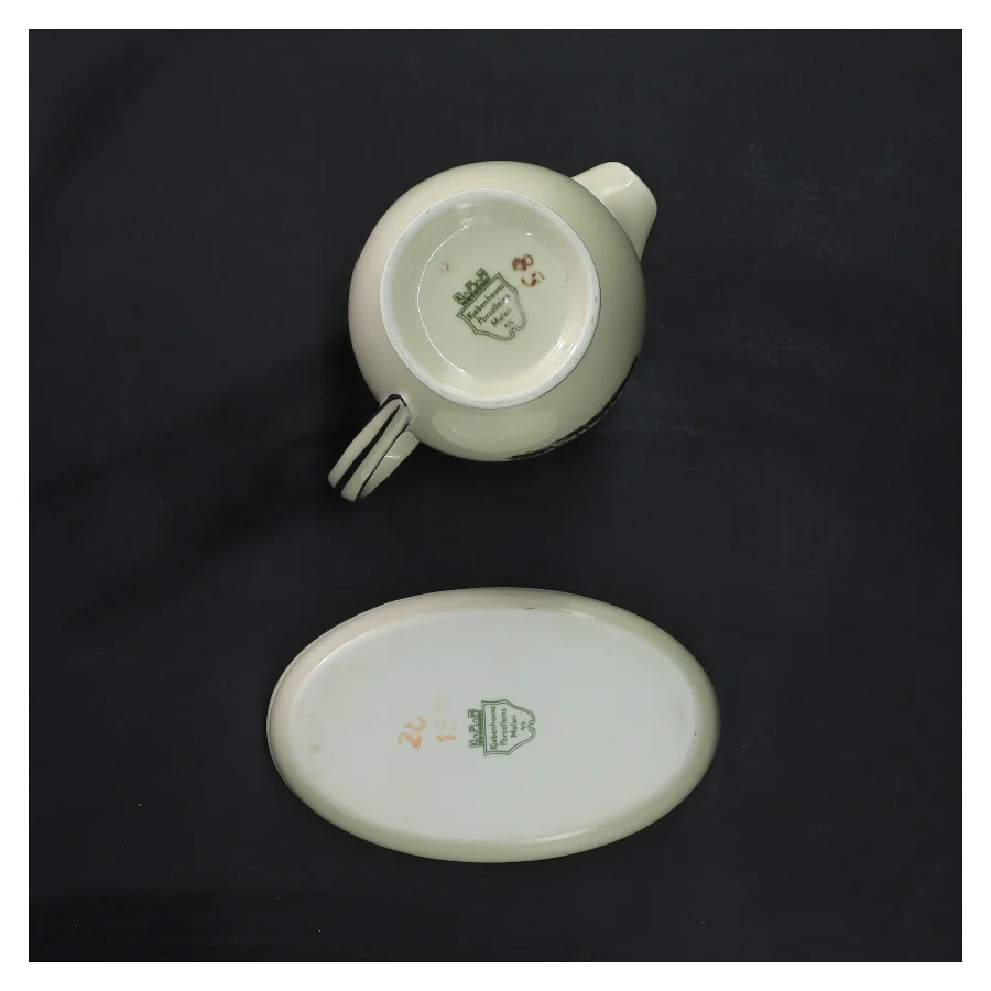 Flødekande og tallerkener med dyremotiv fra Kjøbenshavn Porcellains Maleri (str. 12x7,5 og 12x7 cm)