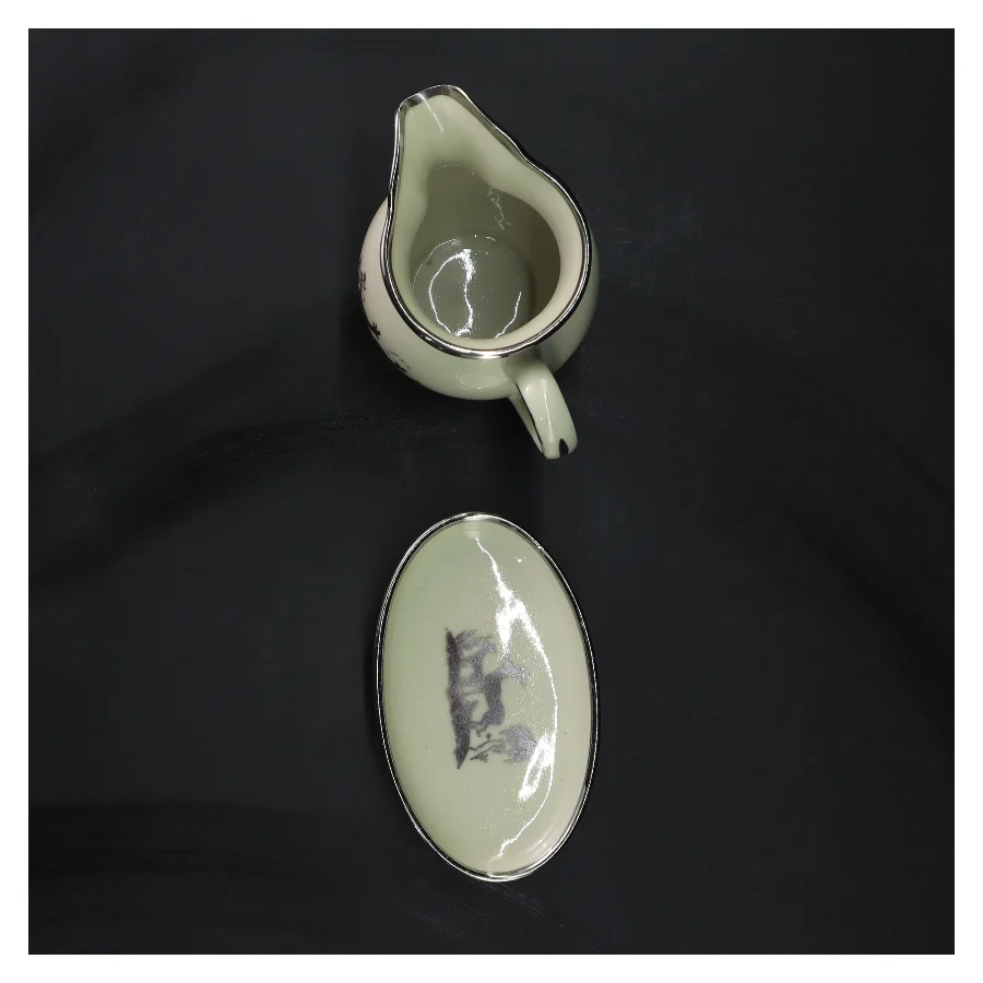 Flødekande og tallerkener med dyremotiv fra Kjøbenshavn Porcellains Maleri (str. 12x7,5 og 12x7 cm)