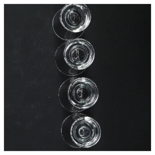 Sæt med fire små glas (str. 8 cm)