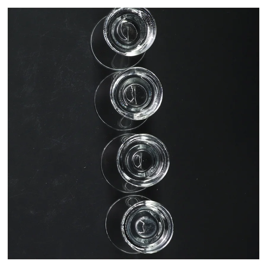 Sæt med fire små glas (str. 8 cm)