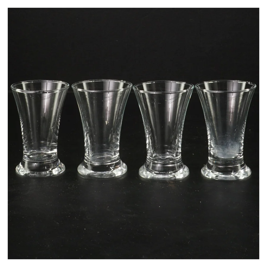 Sæt med fire små glas (str. 8 cm)