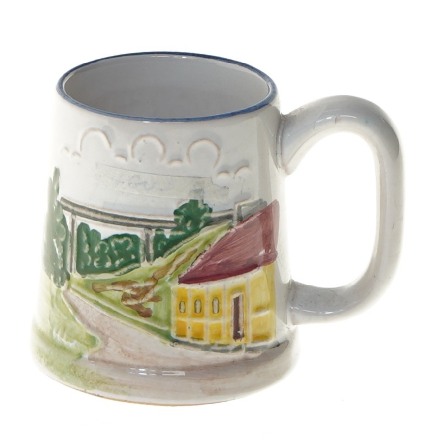 Keramikkrus med Bornholm motiv fra Johgus (str. Ø 6,5 cm længde 8 cm)