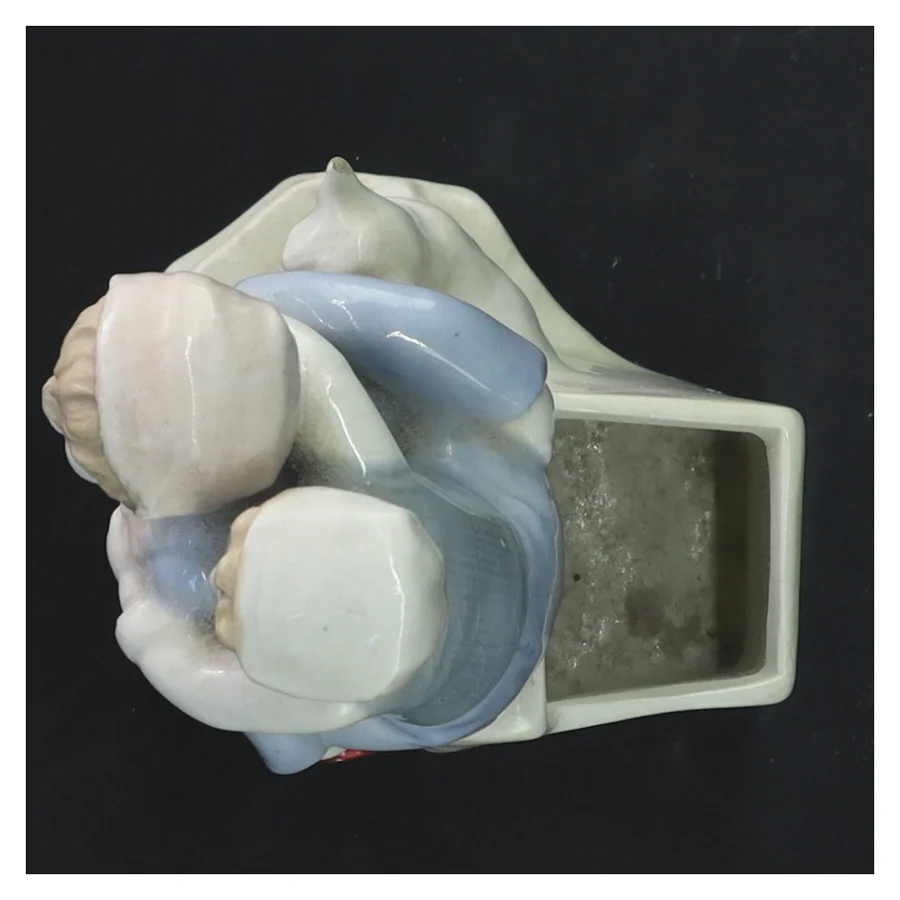 Porcelænsfigur med to børn og hund (str. 16 cm)