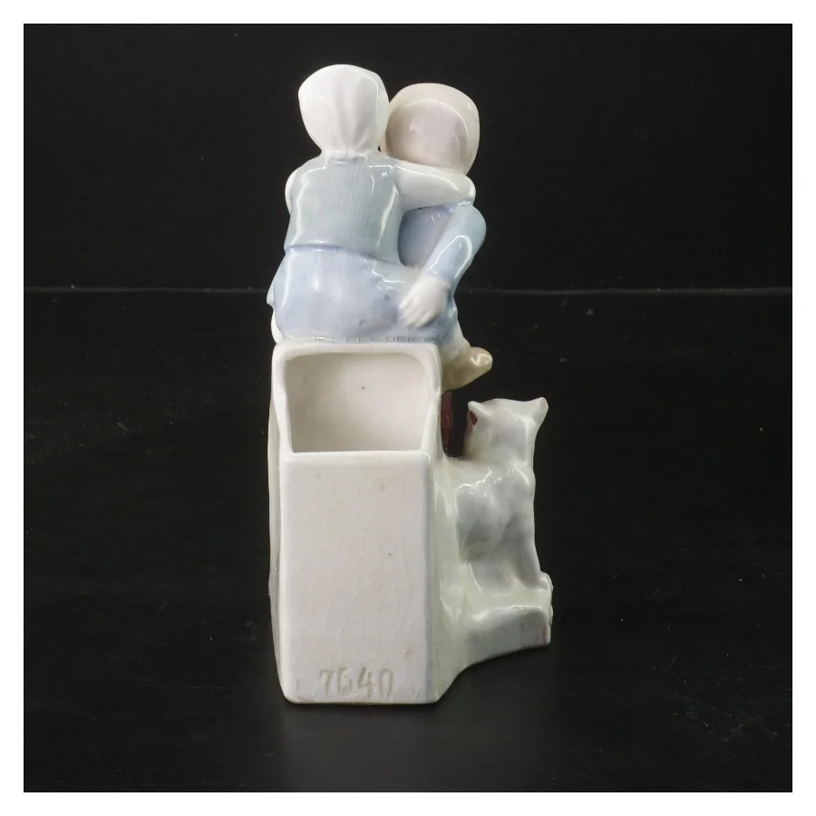 Porcelænsfigur med to børn og hund (str. 16 cm)