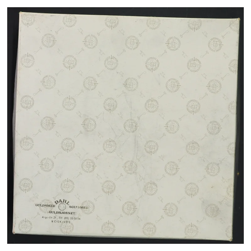 Nyt Sølvfad med blomsterdesign fra Dahl Guldsmed og Solvsmed (str. Ø 20x2 cm)