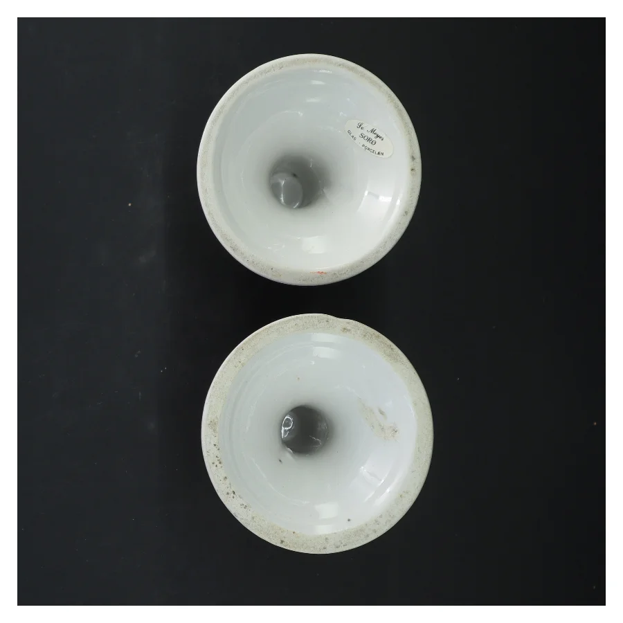 Sæt af lysestager med blomsterdesign (str. 13 og 15,5 cm)