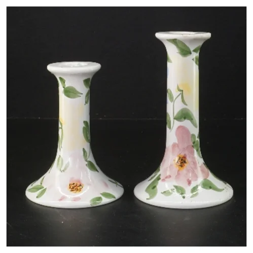 Sæt af lysestager med blomsterdesign (str. 13 og 15,5 cm)