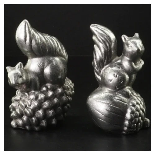 Dekorative egernfigurer i metal (str. 14x10 cm)