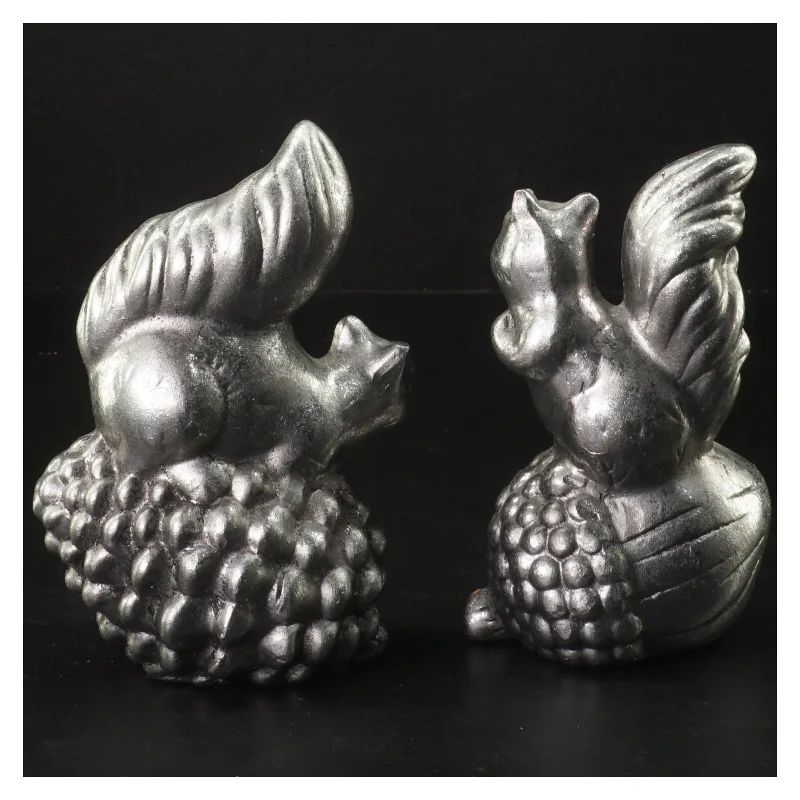 Dekorative egernfigurer i metal (str. 14x10 cm)