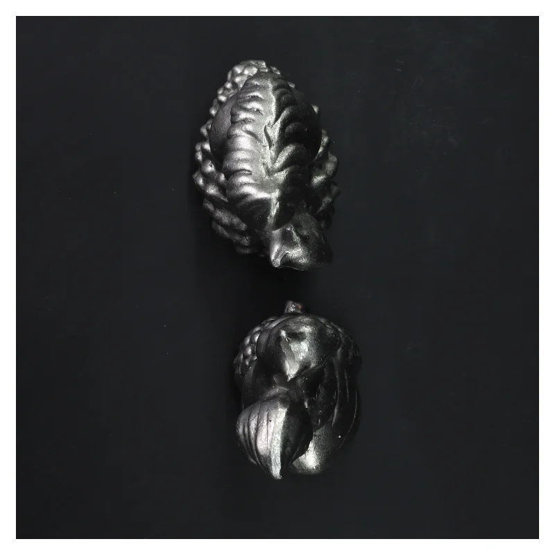 Dekorative egernfigurer i metal (str. 14x10 cm)