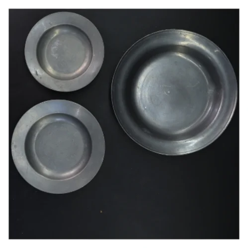 Sæt med tre gamle tinfade (str. Ø 22x3&ø17x1,5&ø14x1,5 cm)