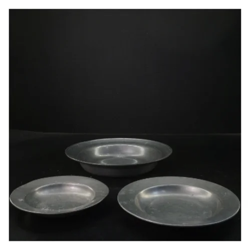 Sæt med tre gamle tinfade (str. Ø 22x3&ø17x1,5&ø14x1,5 cm)