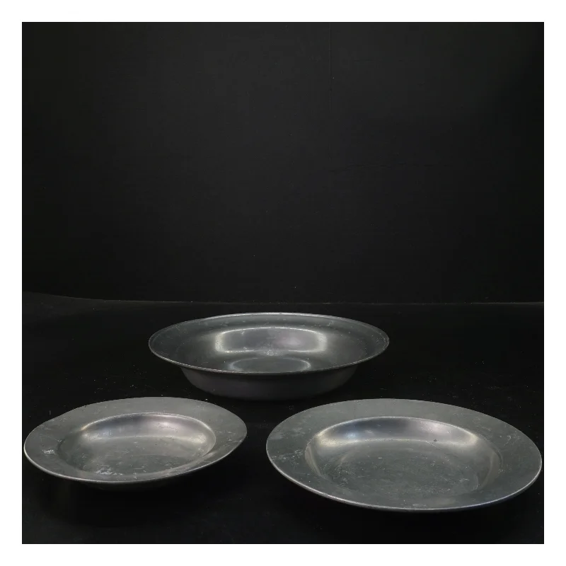 Sæt med tre gamle tinfade (str. Ø 22x3&ø17x1,5&ø14x1,5 cm)