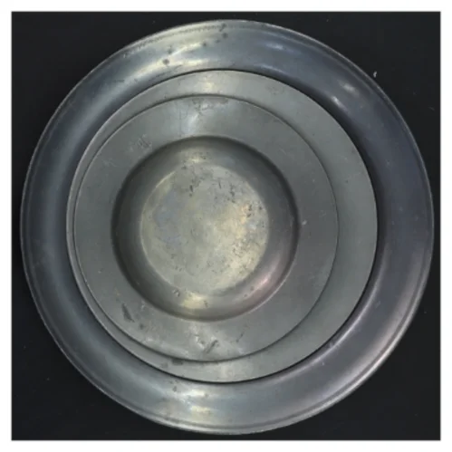 Sæt med tre gamle tinfade (str. Ø 22x3&ø17x1,5&ø14x1,5 cm)