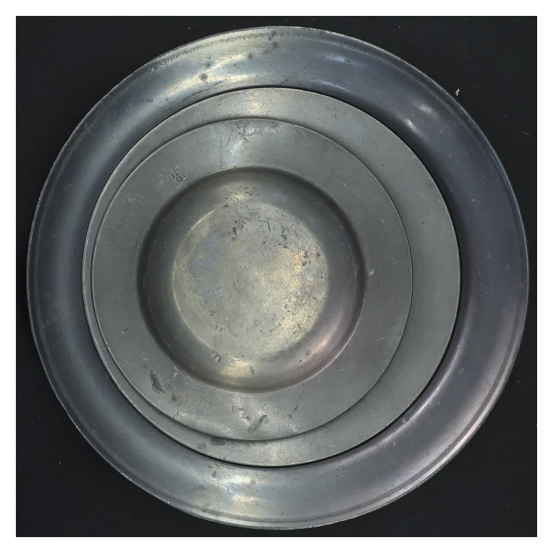 Sæt med tre gamle tinfade (str. Ø 22x3&ø17x1,5&ø14x1,5 cm)