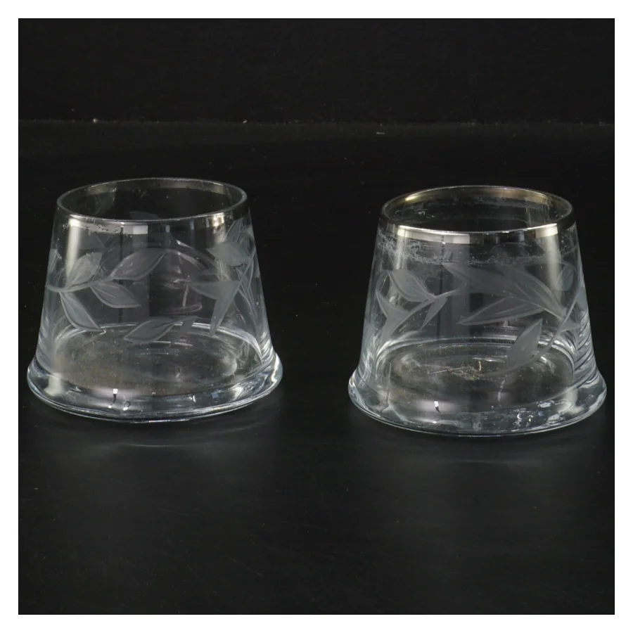 Glas lysestager med bladmønster (str. Ø 5,5 cm højde 5,5 cm)