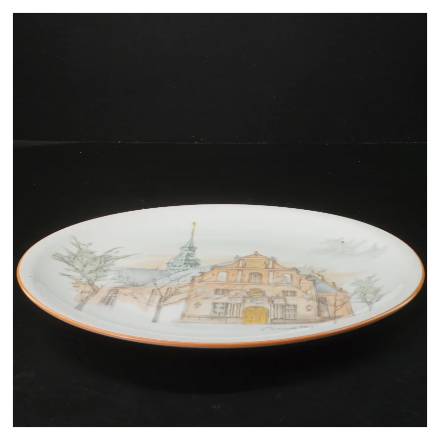 Dekorativ tallerken med kirke fra Holmens Kirke (str. Ø 25,5 cm) fra Mads Stage 