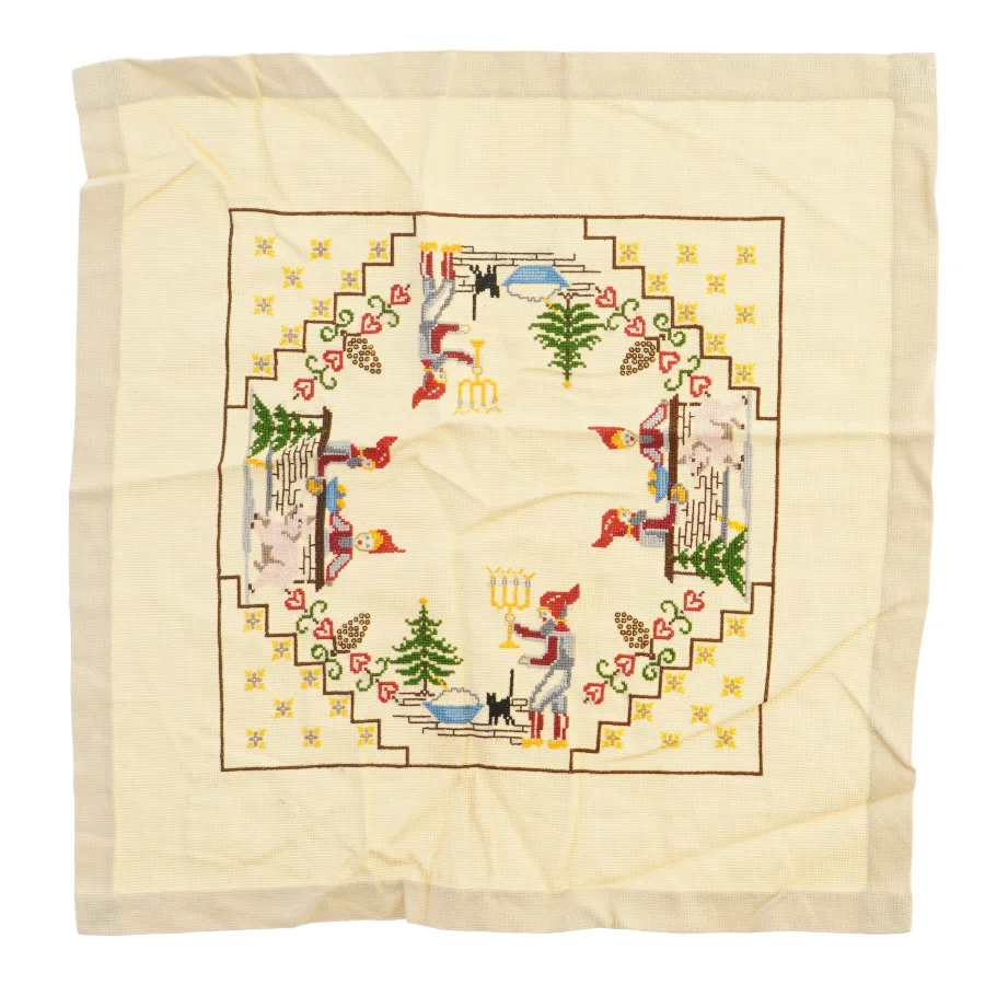 Broderet dug med julemotiver (str. 50x52 cm)
