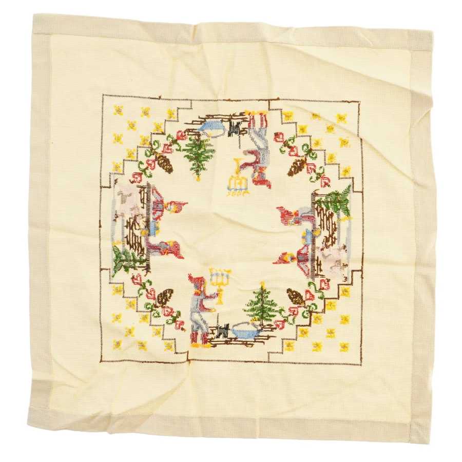 Broderet dug med julemotiver (str. 50x52 cm)