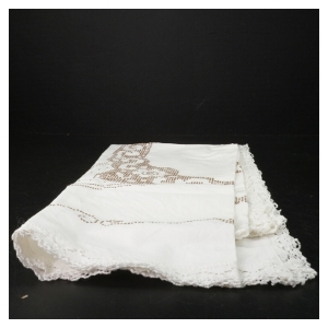 Hvid broderet dug med blonder (str. 90 x 90 cm)