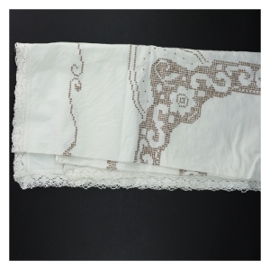 Hvid broderet dug med blonder (str. 90 x 90 cm)