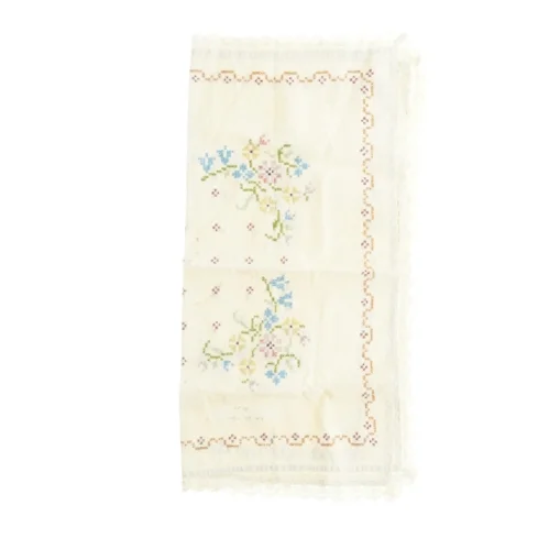 Broderet dug med blomstermotiver (str. 63 x 65 cm)