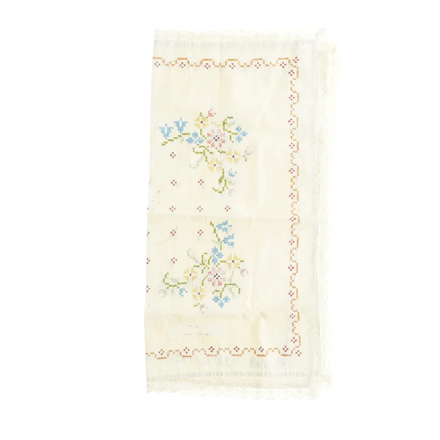Broderet dug med blomstermotiver (str. 63 x 65 cm)