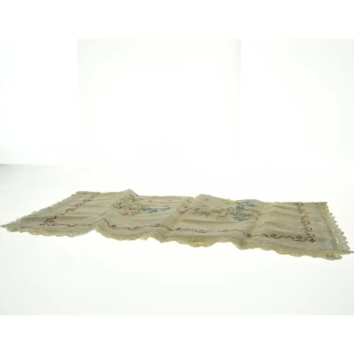 Broderet dug med blomstermotiver (str. 63 x 65 cm)