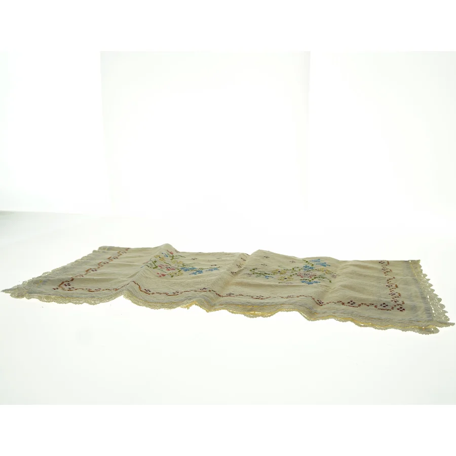 Broderet dug med blomstermotiver (str. 63 x 65 cm)