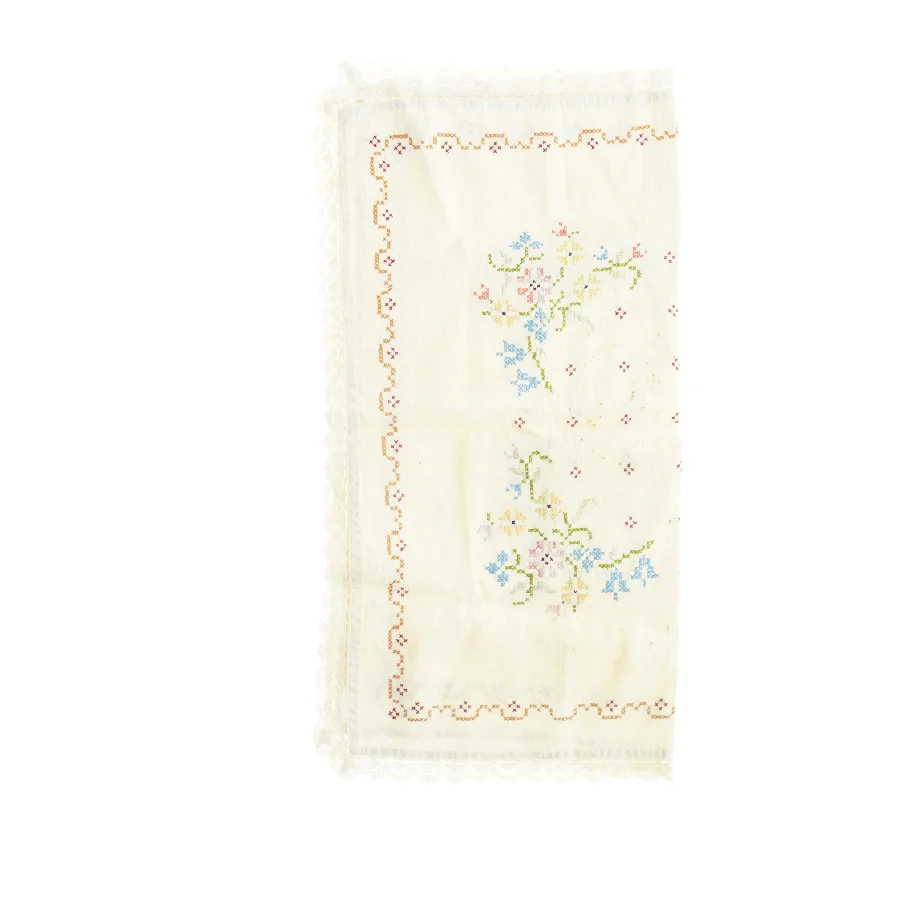 Broderet dug med blomstermotiver (str. 63 x 65 cm)