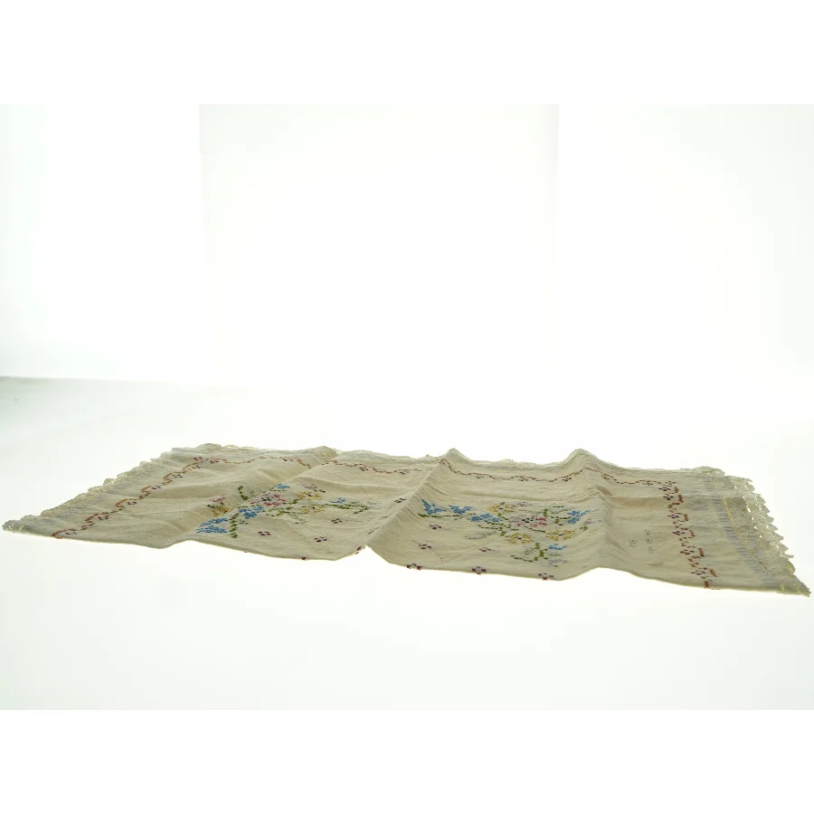 Broderet dug med blomstermotiver (str. 63 x 65 cm)