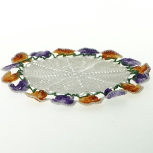 Hæklet borddug med blomsterkant (str. Ø 17 cm)