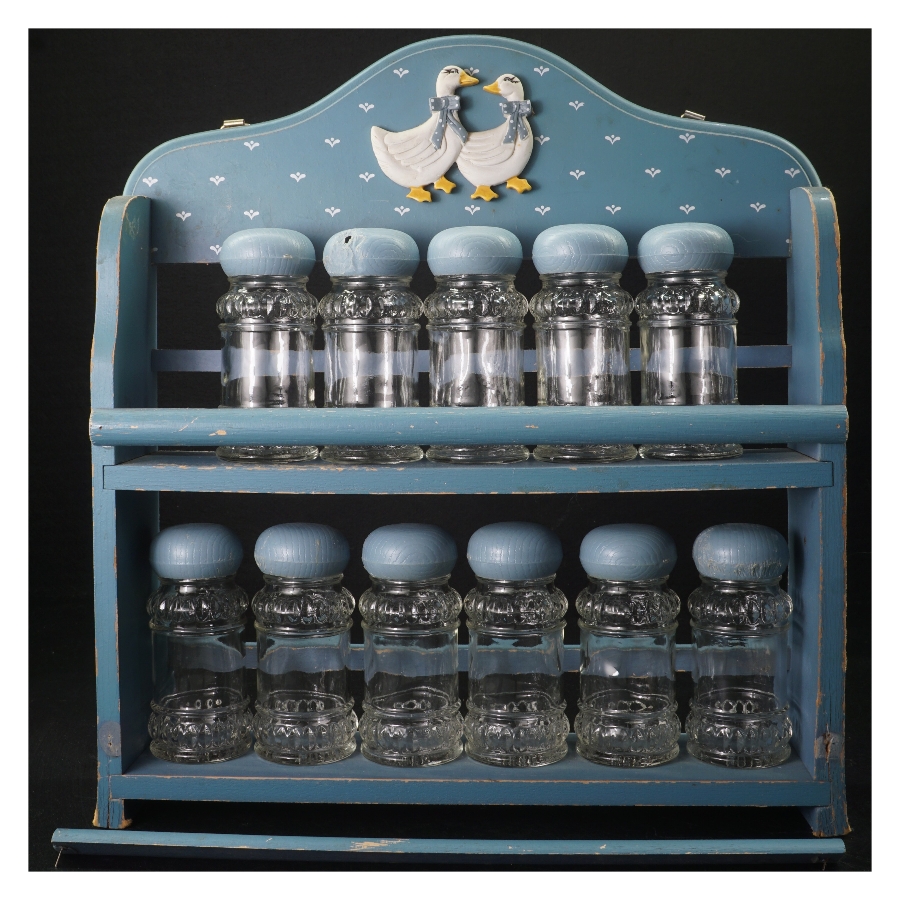 krydderi beholdere og træhylde (str. 30 x 31 cm. 6,5 cm bred)