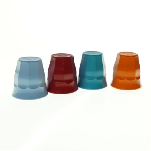 Farverige plastkrus fra Rice (str. 8 x 7,5 cm)