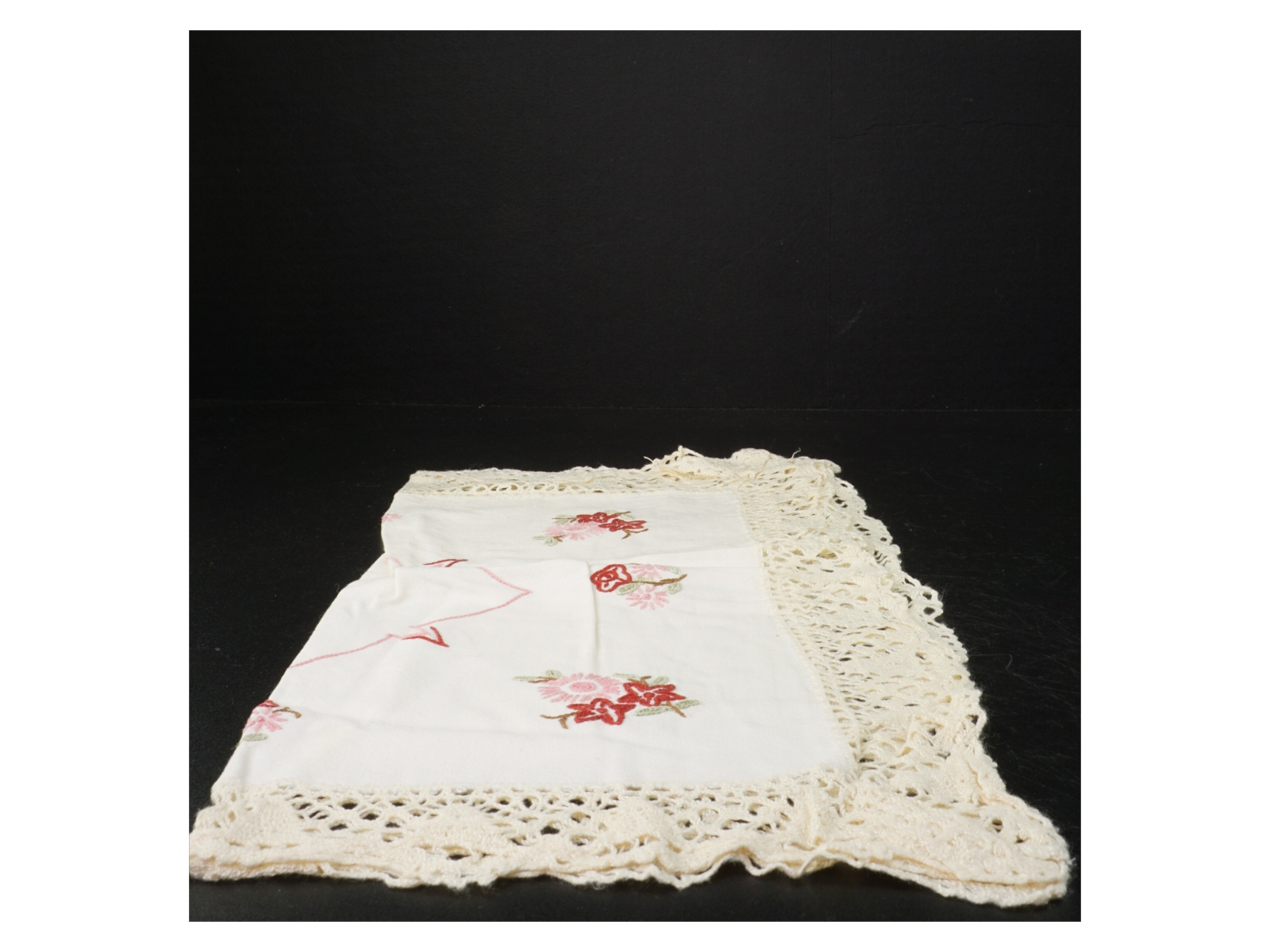Broderet dug med blondekant (str. 50 x 50 cm)
