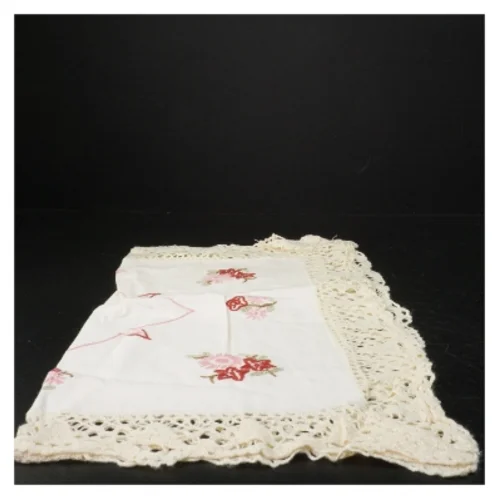 Broderet dug med blondekant (str. 50 x 50 cm)