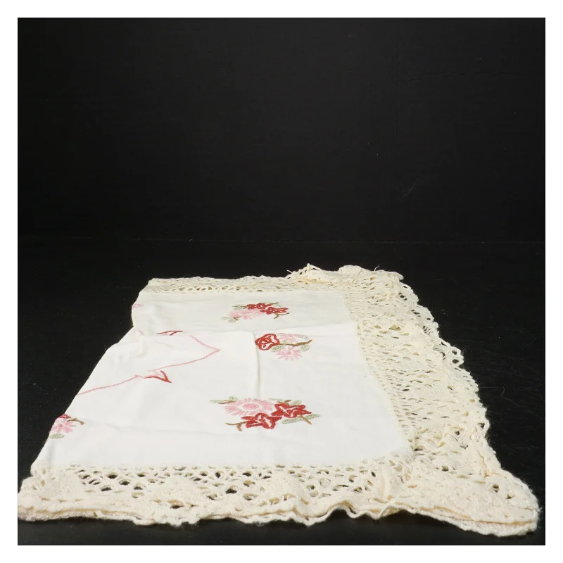 Broderet dug med blondekant (str. 50 x 50 cm)